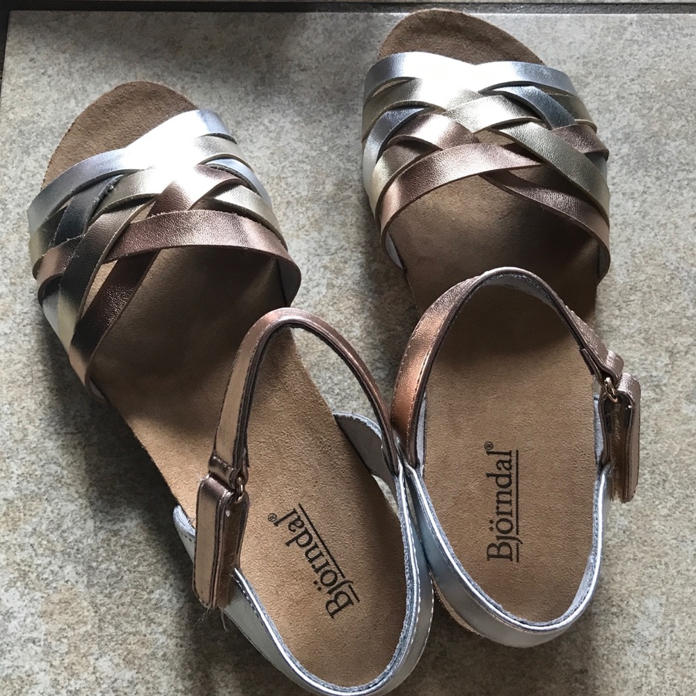 Girls Bjorndal size 3 sandals, NIB, metallic color
